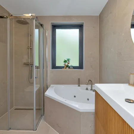 Holiday home Ultra Luxe Wellness Vakantiewoning - Grote Prive Jacuzzi - 6 Personen Ewijk