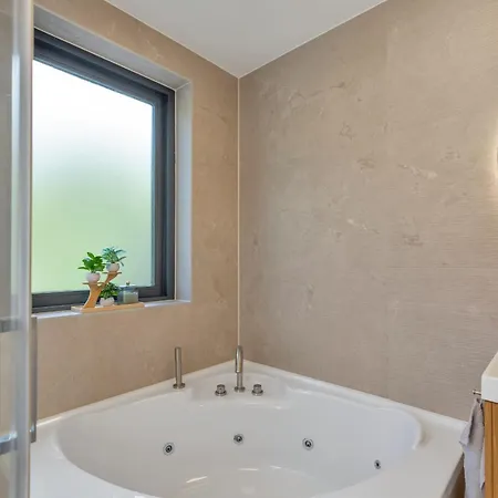 Holiday home Ultra Luxe Wellness Vakantiewoning - Grote Prive Jacuzzi - 6 Personen *